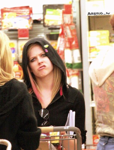 Avril Lavigne is Pregnant !!! LOL!