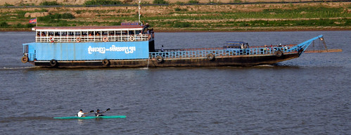 083.洞里薩河(Tonle Sap)上的客貨兩用渡輪