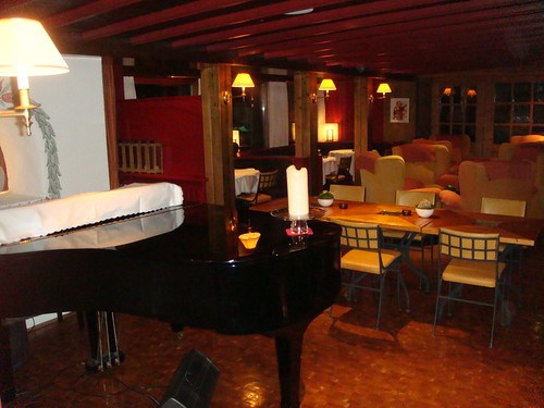 Salón para tomar una copa post-cena con piano incluido
