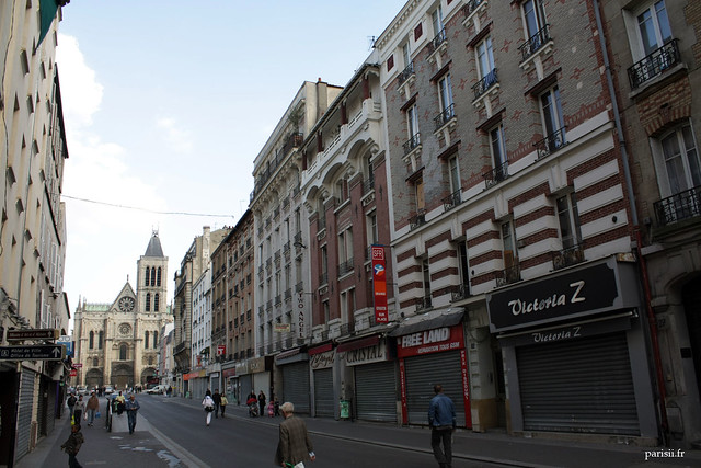 Léglise, située sur une vaste place et au bout dune grande rue commerçante, est bien mise en valeur par la municipalité de Saint Denis