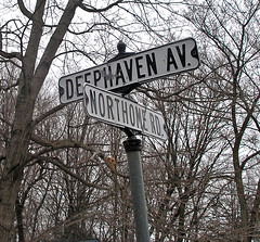 Deephaven street sign
