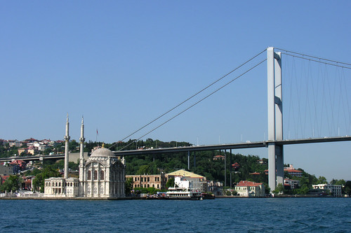 Nem lehet ezt a képet kihagyni. :) Annyira ott van minden utikönyv borítóján: Boszporusz híd és dzsámi...
