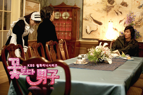 Gu Jun Pyo kaget sewaktu kepala rumah tangga memperkenalkan seorang pelayan pribadi untuknya