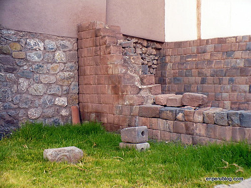 Here you see both the fine bricks that formed the wall of the cancha and the inferior Spanish wall cuts it short