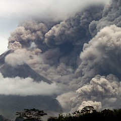 位在印尼爪哇島的默拉皮火山(Mount Merapi)噴發大量的氣雲與塵埃進入大氣中。圖片節錄自：英國衛報報導。