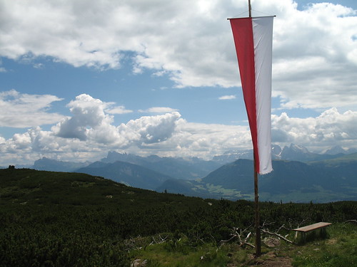Blick von der Bergstation auf der Schwarseespitze nach Villnöss, Gröden und die Seiser Alm