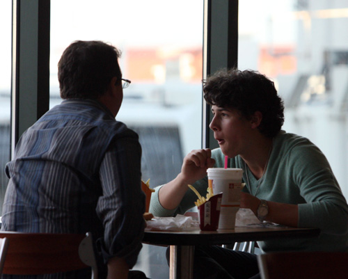 Nick Jonas Chows Down On Burger King At Nashville Airport 1/1