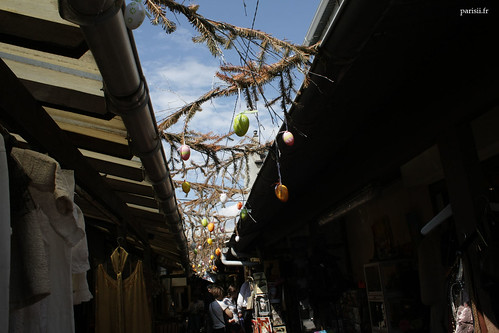 Cest Pâques, et certains commerçants ont décoré leur rue avec des oeufs :D