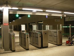 Novos portões de acesso na estação de comboios do Cais do Sodré