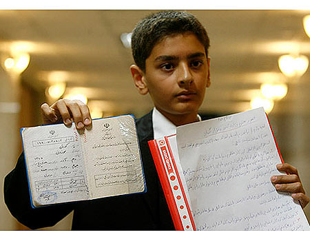 Koresh Mouzuni, niño de 12 años se registra para la presidencia de Irán