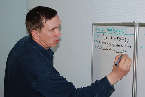 Serghei din Krasnoiarsk preda la tablă studiu inductiv