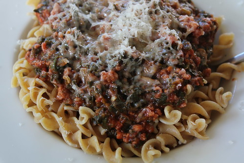 Pasta with tomato spinach sauce