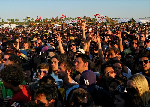 IMG_0371 Crowd before Franz Ferdinand at at Coachella 2009 by ivankay.