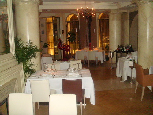 Vista de las primeras mesas de la entrada al restaurante