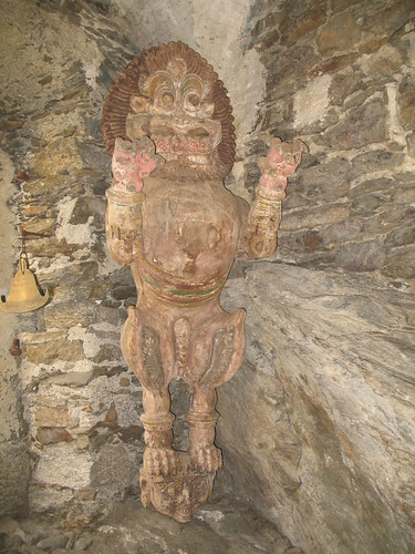 Tibetische Dämonenfiguren im Inneren von Schloss Juval
