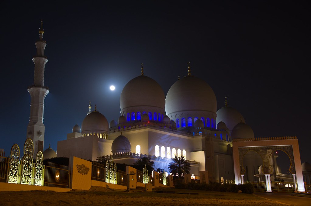 : Sheikh Zayed Grand Mosque - full moon 2