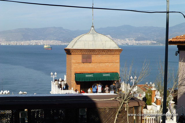 Vista de la torre del ascensor y la bahia de Izmir al fondo