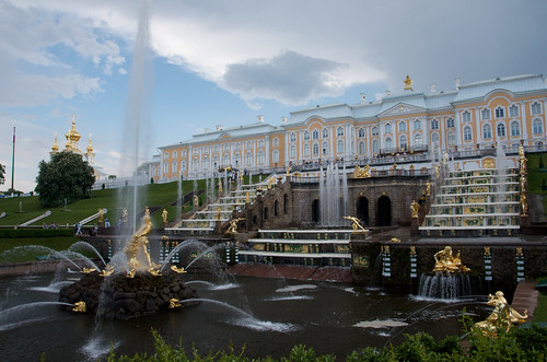 Peterhof famous fountains /  ©  Still ePsiLoN