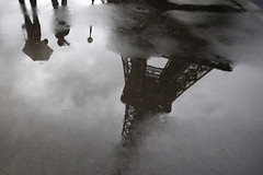 Отражение Эйфелевой башни в луже в дождливый осенний день, 2011 год.