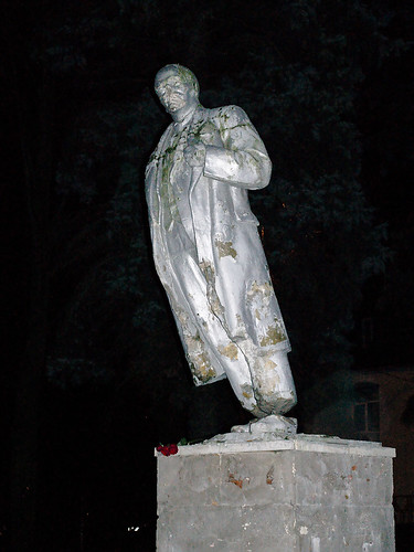 Broken statue of Lenin in Minsk ©  Mikhail Kryshen