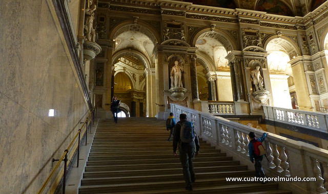 Escalera de acceso al segundo piso del museo, impresionante