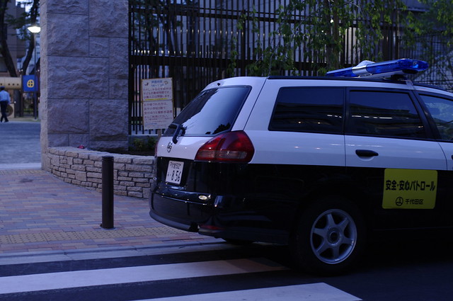 芳林公園を閉鎖に来た青色防犯パトロール、今度は横断歩道に駐車