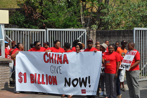 南非：中国全球基金抗议 (10/29/13)