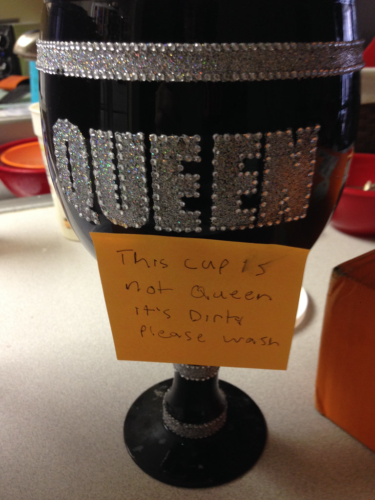 This cup is not Queen it's dirty please wash