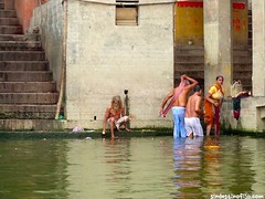 bañándose en el Ganges • <a style="font-size:0.8em;" href="http://www.flickr.com/photos/92957341@N07/8751513303/" target="_blank">View on Flickr</a>