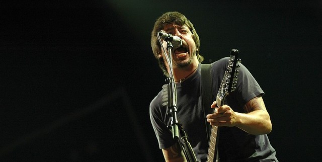 David Grohl Injures Leg At FOO FIGHTERS’ Concert