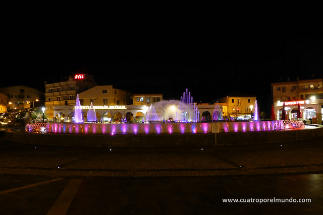 Fuente iluminada en la plaza central de Marmaris