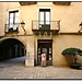 Buscant viatges (en dia festiu) a la plaça de les Castanyes, Girona (el Gironès, Catalunya)