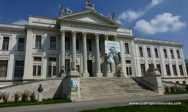 fachada del museo Mora Ferenc