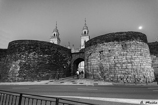 Roman wall and cathedral. Lugo (Spain)