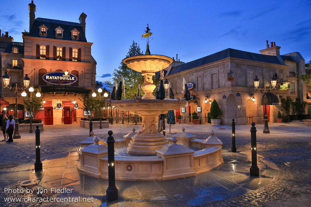Toon Studio  Disneyland Paris FIGURINE REMY Place de Square Of Remy 