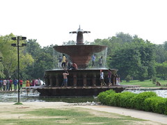 fontaine à India gate <a style="margin-left:10px; font-size:0.8em;" href="http://www.flickr.com/photos/83080376@N03/14818237029/" target="_blank">@flickr</a>