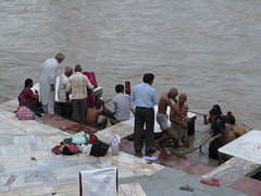 Purification dans le Gange <a style="margin-left:10px; font-size:0.8em;" href="http://www.flickr.com/photos/83080376@N03/15020927725/" target="_blank">@flickr</a>