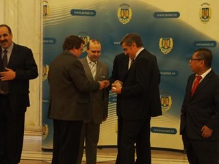 Russian Federation Ambassador in exchange of business cards with ECTT leaders