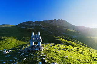 monument near zenigorta mountain with aldamin peak at the background