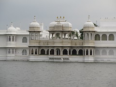 Taj lake palace <a style="margin-left:10px; font-size:0.8em;" href="http://www.flickr.com/photos/83080376@N03/15047466569/" target="_blank">@flickr</a>