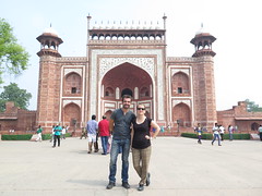 Entrée du parc du Taj Mahal <a style="margin-left:10px; font-size:0.8em;" href="http://www.flickr.com/photos/83080376@N03/15052032138/" target="_blank">@flickr</a>