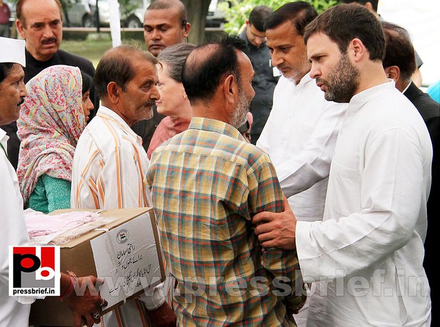 Sonia, Rahul Gandhi meets J&K flood victims 04