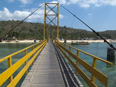 Pont suspendu vers Nusa Cenida <a style="margin-left:10px; font-size:0.8em;" href="http://www.flickr.com/photos/83080376@N03/15008801963/" target="_blank">@flickr</a>