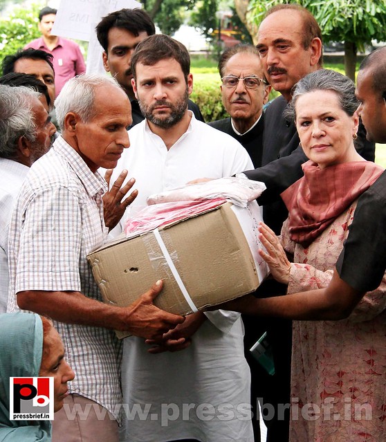Sonia, Rahul Gandhi meets J&K flood victims 02