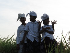 Enfants balinais en tenue de céérémonie <a style="margin-left:10px; font-size:0.8em;" href="http://www.flickr.com/photos/83080376@N03/15375525578/" target="_blank">@flickr</a>