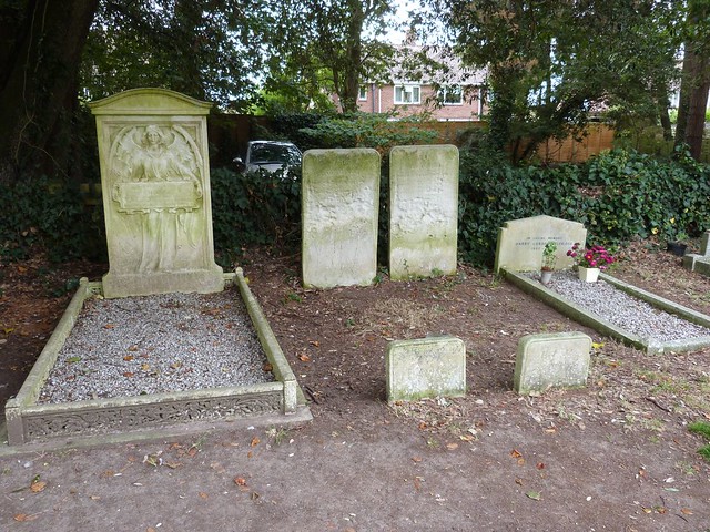 The grave of Harry Gordon Selfridge ( on the right ), St Marks Church, Highcliffe
