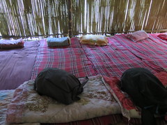 Notre chambre dans la hutte en bambou <a style="margin-left:10px; font-size:0.8em;" href="http://www.flickr.com/photos/83080376@N03/15747548461/" target="_blank">@flickr</a>