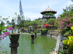 Water palace d'Ujung <a style="margin-left:10px; font-size:0.8em;" href="http://www.flickr.com/photos/83080376@N03/14933476344/" target="_blank">@flickr</a>