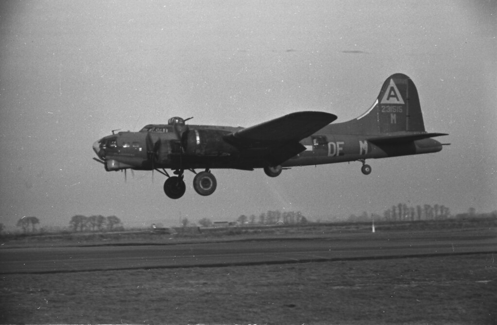 384th Bomber Group, B17 landing
