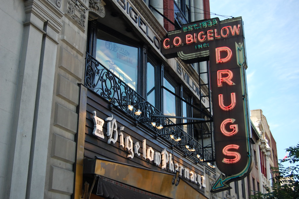 20080801 Bigelow Drugs | Large. Not the night shot I wanted … | Flickr